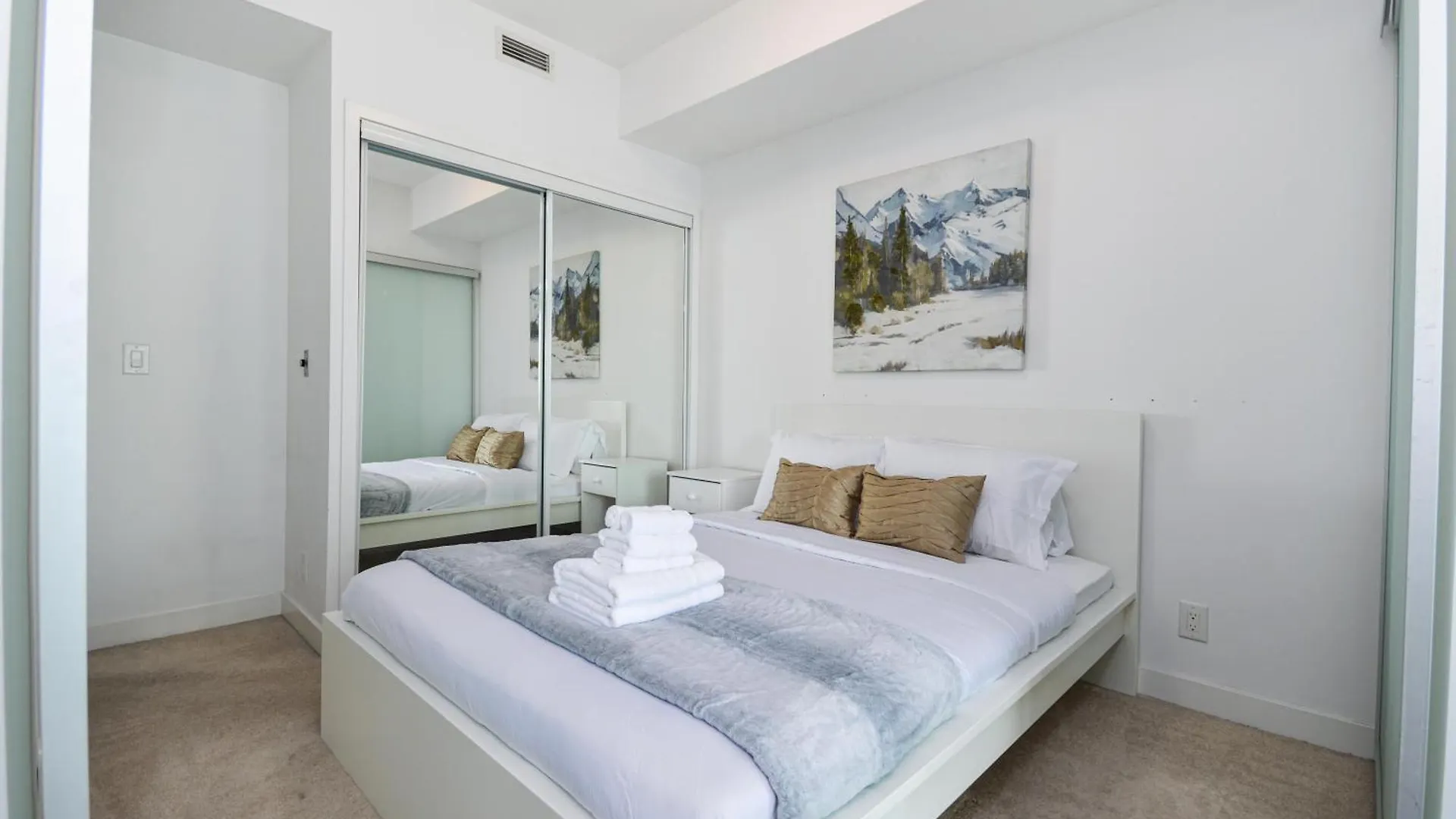 Downtown Toronto Condo 0*,